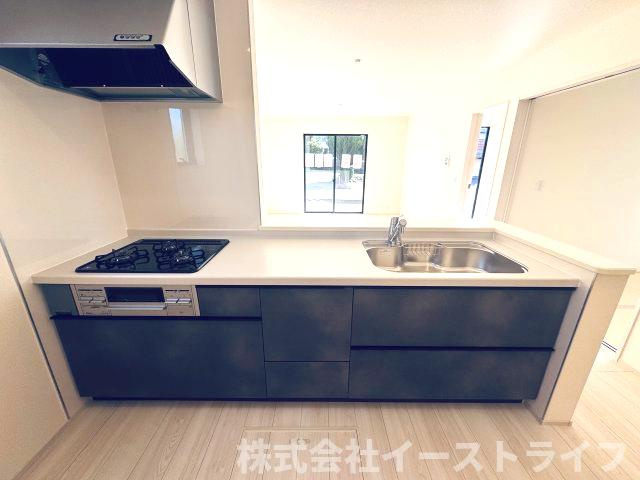 【新築戸建】　いわき市平祢宜町1期　全2棟　長期優良住宅のキッチン|同社施工写真　使い勝手の良いシステムキッチンで、対面式なのでご家族との団欒にもぴったりですね(^^)/また、収納力もあり〇