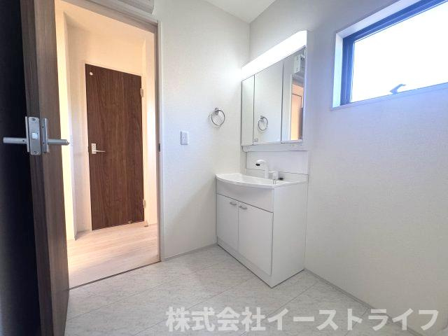 【新築戸建】　いわき市平祢宜町1期　全2棟　長期優良住宅の独立洗面台|同社施工写真　三面鏡の洗面台は収納スペースが豊富で、鏡の周りには棚もあるため、洗顔用品や歯ブラシ、うがい用のコップ、整髪料、スキンケア用品、化粧品などを置いて整理することができます。