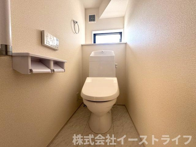 【新築戸建】　いわき市平祢宜町1期　全2棟　長期優良住宅のトイレ|同社施工写真　白を基調とした、シンプルながらも落ち着くデザインです。洗浄機付き温水便座で機能性もばっちりです！