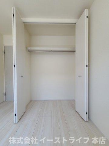 【新築戸建】　いわき市平祢宜町1期　全2棟　長期優良住宅の収納|同社施工写真　クローゼットが完備されていることにより、収納家具等の購入費用を抑えることが出来ます！