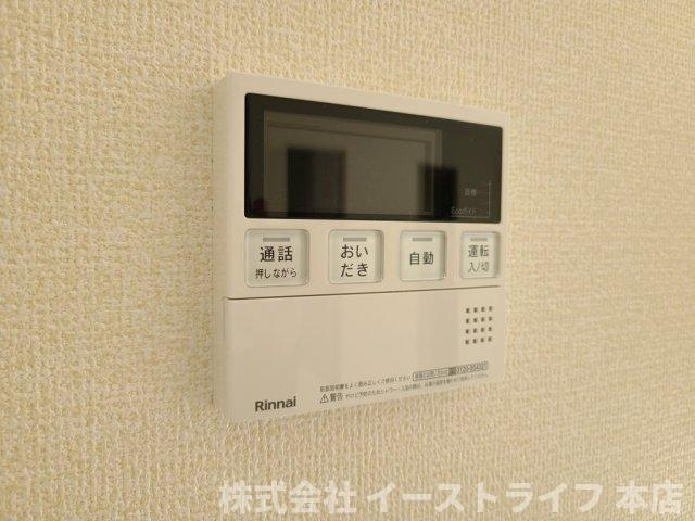 【新築戸建】　いわき市平祢宜町1期　全2棟　長期優良住宅の発電・温水設備|同社施工写真　リビング内給湯器リモコンです。