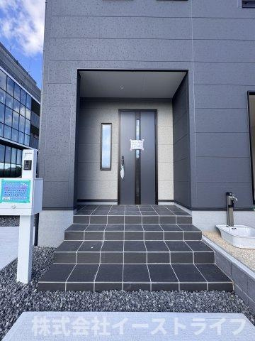 【新築戸建】　いわき市平祢宜町1期　全2棟　長期優良住宅の玄関|同社施工写真　きれいで明るい玄関です。郵便受けにはテレビモニター付きインターホンが完備されています。