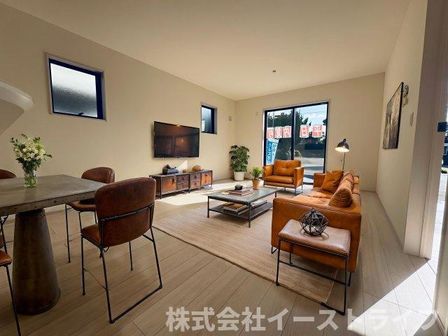 【新築戸建】　いわき市平祢宜町1期　全2棟　長期優良住宅の居間・リビング|同社施工のリビングダイニングに家具を配置したイメージ画像です
※本画像はCGで作成しており、実際に現地に 家具は置かれておりません。また、価格に 家具は含まれておりません。