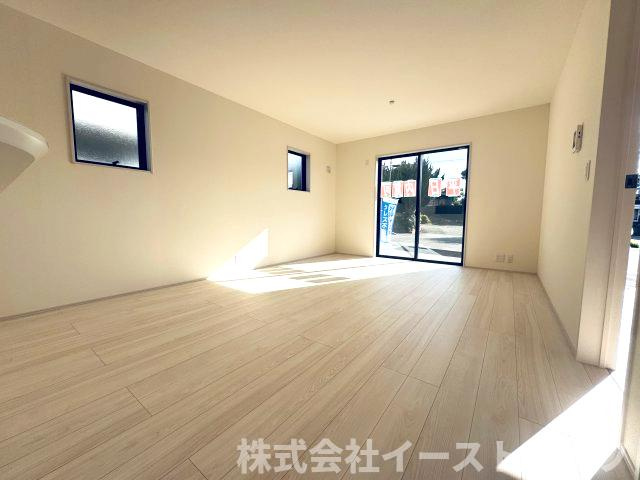 【新築戸建】　いわき市平祢宜町1期　全2棟　長期優良住宅の居間・リビング|同社施工写真　リビングイン階段なので家族の帰宅・外出を把握しやすく、家族間のコミュニケーションが増えるのが嬉しいです