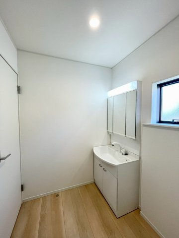 上田市大屋第３の独立洗面台|洗濯機を置いても余裕の広さ！鏡の裏には収納スペース付き！