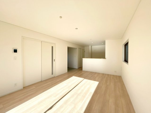 上田市大屋第３の居間・リビング|大きな窓で日当たり良好♪広いリビングはご家族でゆっくりくつろぎたい方にオススメです！