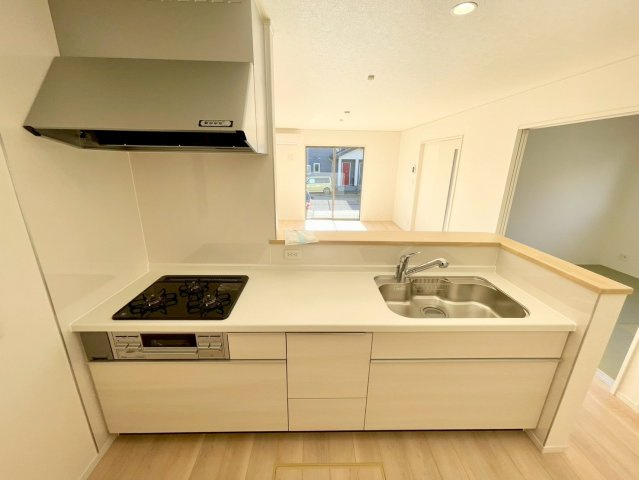 上田市大屋第３のキッチン|家族の会話が弾む開放的なカウンターキッチンです♪