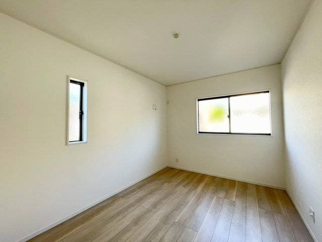 上田市大屋第３の洋室|日当たり風通しともに良好！明るく朝を迎えられるつくりになっています♪