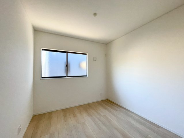 上田市大屋第３の洋室|日当たり風通しともに良好！明るく朝を迎えられるつくりになっています♪