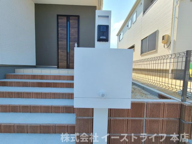 【新築戸建】　いわき市小名浜大原1期　全6棟　長期優良住宅のセキュリティ|同社施工写真　TVモニター付インターフォンの最大のメリットは、室内モニターから訪問者が誰なのか見ることができる点です。来訪者と直接顔を合わせることなくモニター越しに対応ができるのでとても便利です。