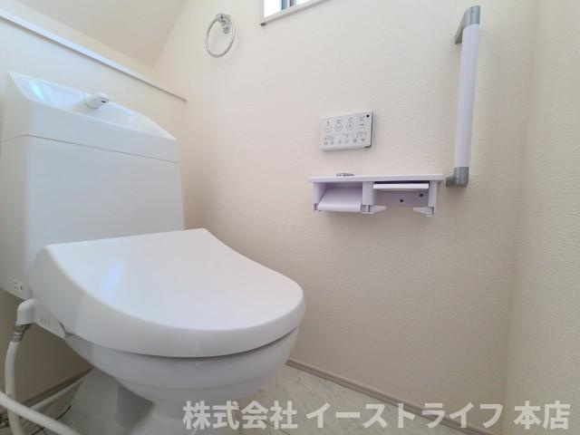 【新築戸建】　いわき市小名浜大原1期　全6棟　長期優良住宅のトイレ|同社施工写真　白を基調とした、シンプルながらも落ち着くデザインです。洗浄機付き温水便座で機能性もばっちりです！1階と2階に完備されているので、朝の忙しい時間帯に困ることはありません。
