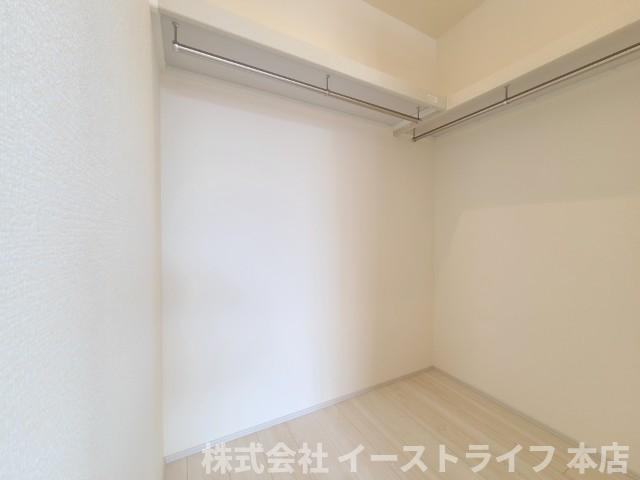 【新築戸建】　いわき市小名浜大原1期　全6棟　長期優良住宅の収納|同社施工写真　季節ごとの入れ替えが不要なウォークインクローゼットは、こたつや扇風機、またお絵描きや工作などお子様との思い出もたっぷり収納できます。