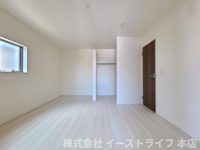 【新築戸建】　いわき市勿来町関田西2丁目1期　全2棟　長期優良住宅の寝室|同社施工写真　窓から日が差し込む明るい洋室。シンプルな造りなので配置するインテリア次第でお好きなお部屋の雰囲気に変えられます。