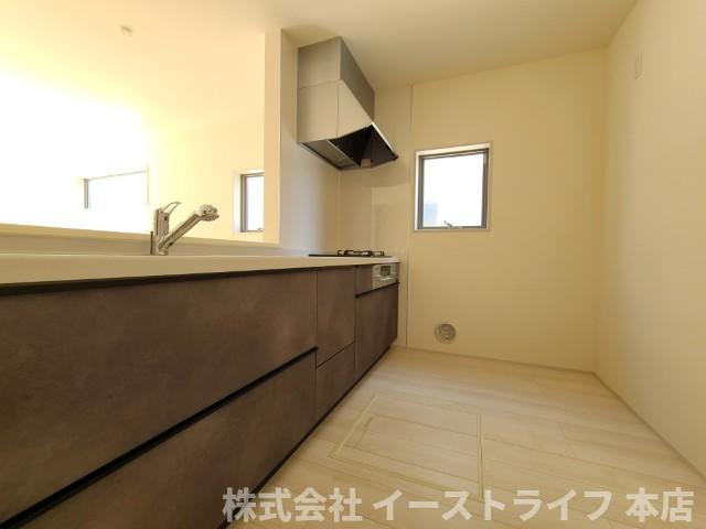 【新築戸建】　いわき市勿来町関田西2丁目1期　全2棟　長期優良住宅のキッチン|同社施工写真　対面キッチンを選ぶ方の多くが、家族とのコミュニケーションを重視して選ばれます。特に小さなお子さんを持つご家庭では、調理中もお子さんの様子をみられるということは大きな安心に繋がります！