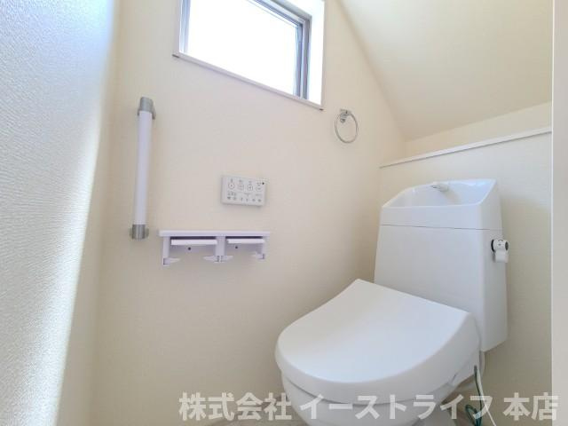 【新築戸建】　いわき市勿来町関田西2丁目1期　全2棟　長期優良住宅のトイレ|同社施工写真　白を基調とした、シンプルながらも落ち着くデザインです。洗浄機付き温水便座で機能性もばっちりです！1階と2階に完備されているので、朝の忙しい時間帯に困ることはありません。