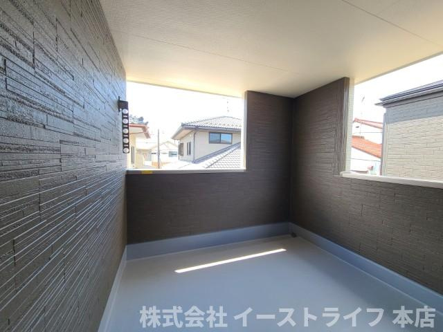 【新築戸建】　いわき市勿来町関田西2丁目1期　全2棟　長期優良住宅のバルコニー|同社施工写真インナーバルコニーは広々としていてお洗濯が楽ちんです。また日当たりを好む植物を育てるにはぴったりの空間なので、ガーデニングの場としても楽しむことができます