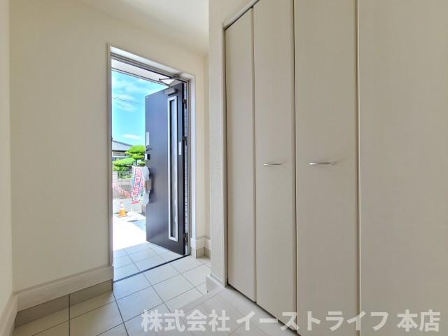 【新築戸建】　いわき市勿来町関田西2丁目1期　全2棟　長期優良住宅の玄関|同社施工写真　きれいで明るい玄関で、収納力もたっぷりのシューズクローゼットがついています