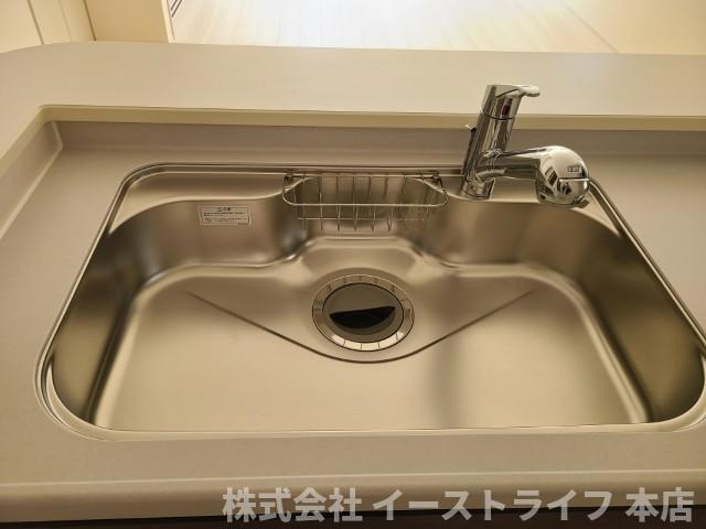 【新築戸建】　いわき市勿来町関田西2丁目1期　全2棟　長期優良住宅のキッチン|同社施工写真　浄水器一体型水栓です。蛇口をひねればいつでもおいしい水が飲めるのが嬉しいです(^^)/水はねの音や食器が当たる音を大幅に軽減する静音仕様のジャンボシンクです。
