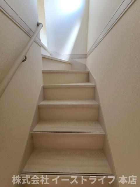 【新築戸建】　いわき市勿来町関田西2丁目1期　全2棟　長期優良住宅の内装|同社施工写真　階段には手すりが付いているので上り下りも安心です。