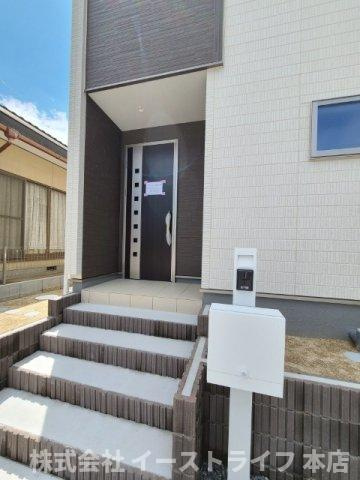 【新築戸建】　いわき市勿来町関田西2丁目1期　全2棟　長期優良住宅の玄関|同社施工写真　舗装された玄関ポーチでお客様を迎えることができます