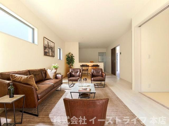 【新築戸建】　いわき市勿来町関田西2丁目1期　全2棟　長期優良住宅の居間・リビング|同社施工のリビングダイニングに家具を配置したイメージ画像です
本画像はCGで作成しており、実際に現地に 家具は置かれておりません。また、価格に 家具は含まれておりません。