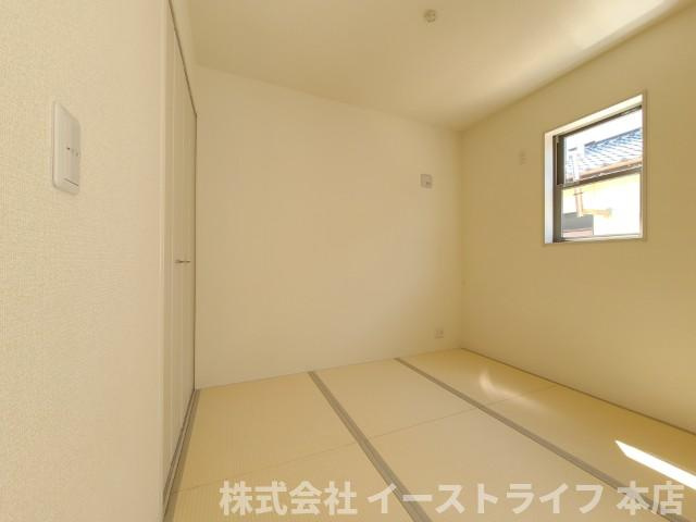 【新築戸建】　いわき市勿来町関田西2丁目1期　全2棟　長期優良住宅の和室|同社施工写真　座卓テーブルを置いてセカンドリビングとして使ったり、畳ならではの肌触りで横になって休んだりと、自由に活用できるのが続き間「和室」の特徴です。また小さなお子様の遊び場としても安心です。