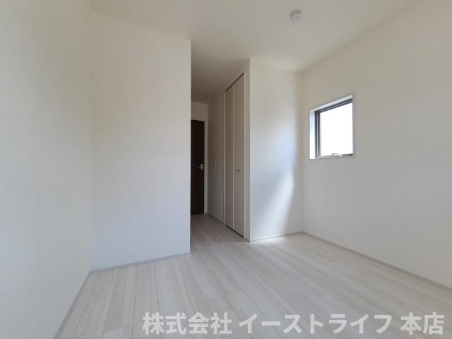 【新築戸建】　いわき市勿来町関田西2丁目1期　全2棟　長期優良住宅の洋室|同社施工写真　フローリングのお部屋は耐久性があり傷がつきにくいので、一般的な使用ではメンテナンスはあまり必要ありません。また、汚れたらさっと拭き取るだけで、キレイな状態を保つことができます。