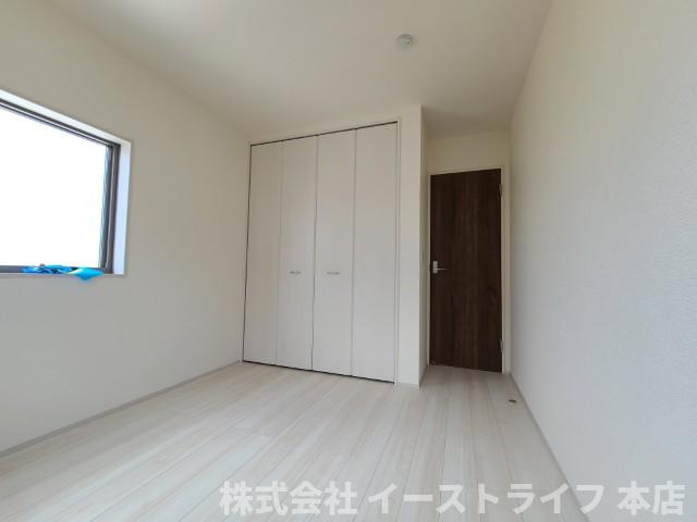 【新築戸建】　いわき市勿来町関田西2丁目1期　全2棟　長期優良住宅の子供部屋|同社施工写真　家具などのインテリアともマッチしておしゃれ感が出しやすく、身の回りの整理がしやすいのも魅力な洋室です。