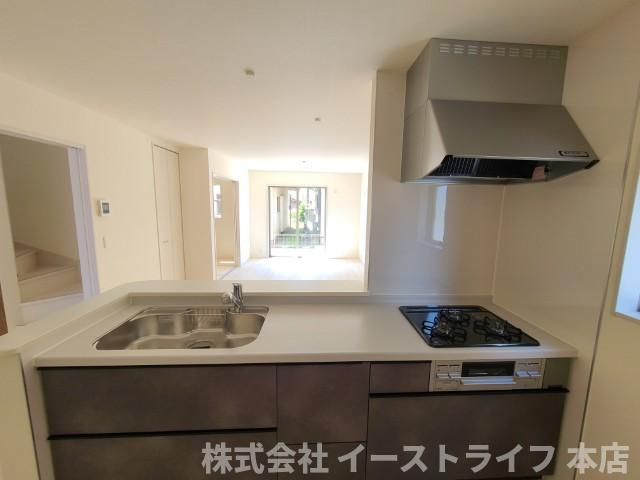 【新築戸建】　いわき市勿来町関田西2丁目1期　全2棟　長期優良住宅のキッチン|同社施工写真　使い勝手の良いシステムキッチンで、対面式なのでご家族との団欒にもぴったりですね(^^)/また、収納力もあるのでスッキリが実現します◎