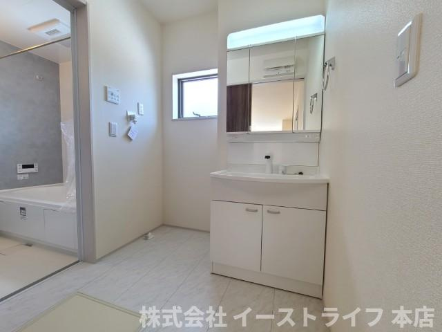 【新築戸建】　いわき市勿来町関田西2丁目1期　全2棟　長期優良住宅の独立洗面台|同社施工写真　収納スペースが豊富で、鏡の周りには棚もあるため、洗顔用品や歯ブラシ、うがい用のコップ、整髪料、スキンケア用品、化粧品などを置いて整理することができます。