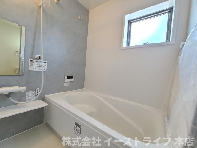 【新築戸建】　いわき市勿来町関田西2丁目1期　全2棟　長期優良住宅の浴室|同社施工写真　１坪サイズのバスルーム。浴室換気乾燥機を標準装備。乾きやすい床やお手入れのしやすい排水口など、いつも清潔にご使用いただけます。