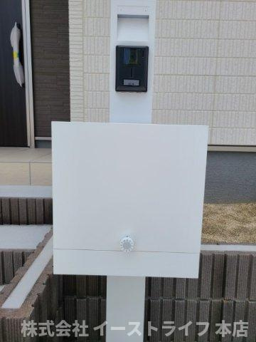 【新築戸建】　いわき市勿来町関田西2丁目1期　全2棟　長期優良住宅のセキュリティ|同社施工写真　TVモニター付インターフォンの最大のメリットは、室内モニターから訪問者が誰なのか見ることができる点です。来訪者と直接顔を合わせることなくモニター越しに対応ができるのでとても便利です。