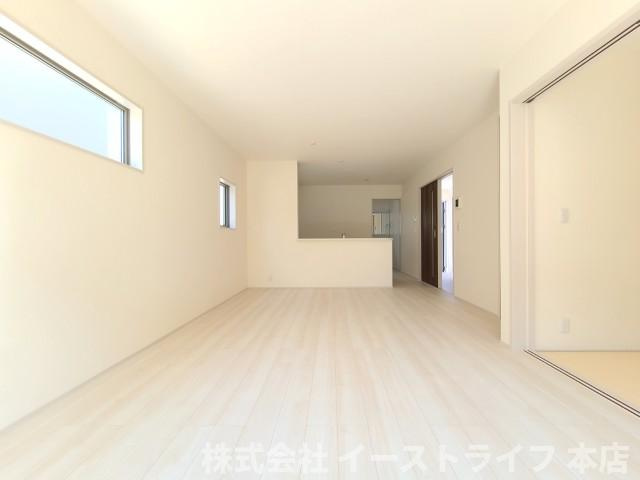 【新築戸建】　いわき市勿来町関田西2丁目1期　全2棟　長期優良住宅の居間・リビング|同社施工写真　一日の中で多くの時間を過すことになるリビングダイニングだからこそ、いつも穏やかな空間であることが必然。爽やかな通風と採光を存分に感じる事が出来る空間です。