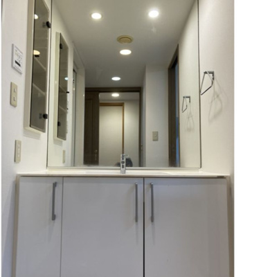 【独立洗面台】 | 川口幸町パークハウス | 独立洗面台、小物を置くことができて便利です