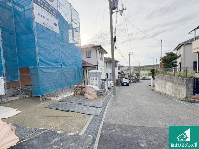 神戸市垂水区桃山台　新築一戸建ての前面道路含む現地写真|周辺は落ち着いた街並みの住宅地！子育てがしやすい住環境です！まだ未完成ですが、現地でしかわからない事もございます。是非一度ご覧ください。