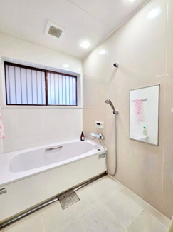 【浴室】 | 西加賀屋２丁目　中古戸建 | 浴室に窓が付いているので、換気ができて湿気やカビ防止になりますよ♪