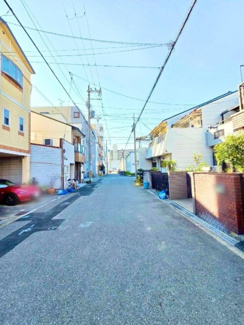 【前面道路含む現地写真】 | 西加賀屋２丁目　中古戸建 | 前面道路約６ｍ！広々開放感のある住まいですよ♪