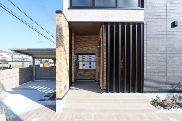 アルティザン九条のエントランス