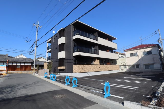 アルティザン九条の駐車場