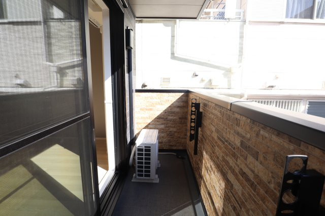 アルティザン九条のバルコニー