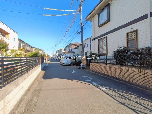 上尾市小泉6番　ハートフルタウンAの前面道路含む現地写真