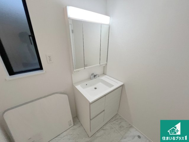 神戸市垂水区桃山台　新築一戸建ての独立洗面台|清潔感のある洗面台です。フラットな鏡は掃除がしやすく毎日清潔！鏡裏には収納があるのでスッキリとした洗面台が保てます。