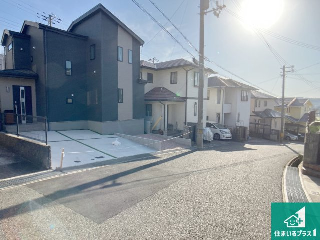 神戸市垂水区桃山台　新築一戸建ての前面道路含む現地写真|周辺は閑静な住宅街！前面道路広々で車の出し入れも便利です。駐車が苦手な方でも安心して車庫入れできます！