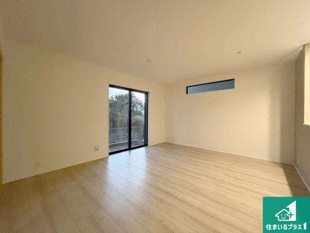 神戸市垂水区桃山台　新築一戸建ての居間・リビング|日当たり良好の明るいリビングで朝の目覚めもスッキリできそう！対面キッチンでご家族のコミュニケーションも自然と増える設計！小さなお子様が遊ぶスペースを作っても広々とくつろげるLDK！