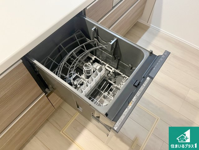 神戸市垂水区桃山台　新築一戸建ての設備|食事後の一仕事、食器洗いをボタン一つでお任せできちゃいます！場所を取らないビルトイン式なので、お料理スペースもしっかり確保！