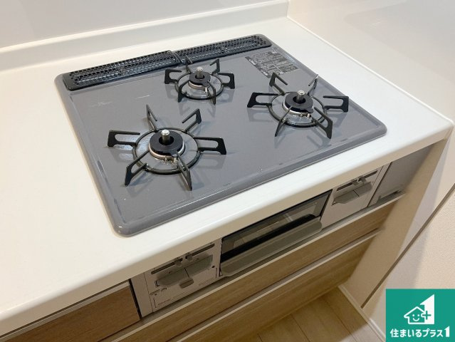 神戸市垂水区桃山台　新築一戸建ての設備|ダブル高火力Ｓｉセンサー付きコンロ！３口あるので、まとめて料理をする時も大活躍！