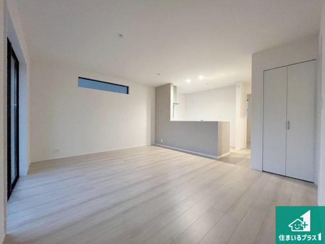 神戸市垂水区桃山台　新築一戸建ての居間・リビング|日当たり良好の明るいリビングで朝の目覚めもスッキリできそう！対面キッチンでご家族のコミュニケーションも自然と増える設計！小さなお子様が遊ぶスペースを作っても広々とくつろげるLDK！