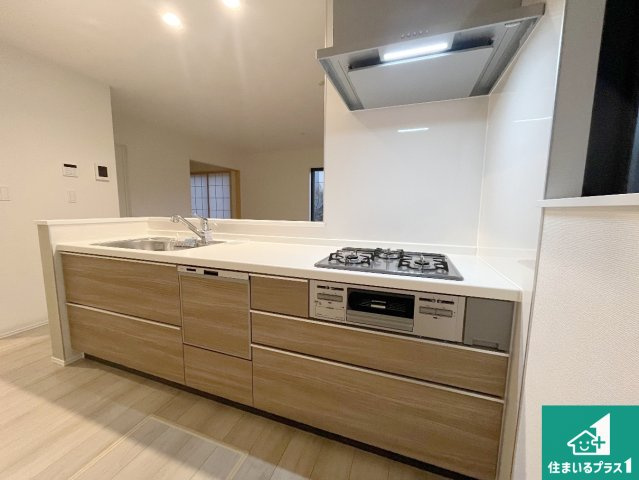 神戸市垂水区桃山台　新築一戸建てのキッチン|子供を見守りながらお料理が出来るため家族のコミュニケーションか増えます♪スペースが広く確保されている為お子様が大きくなったときは一緒に料理を楽しめます♪