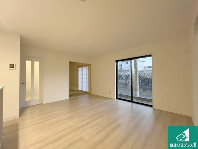 神戸市垂水区桃山台　新築一戸建ての居間・リビング|明るいリビングで朝の目覚めもスッキリできそう！対面キッチンでご家族のコミュニケーションも自然と増える設計！小さなお子様が遊ぶスペースを作っても広々とくつろげるLDK！