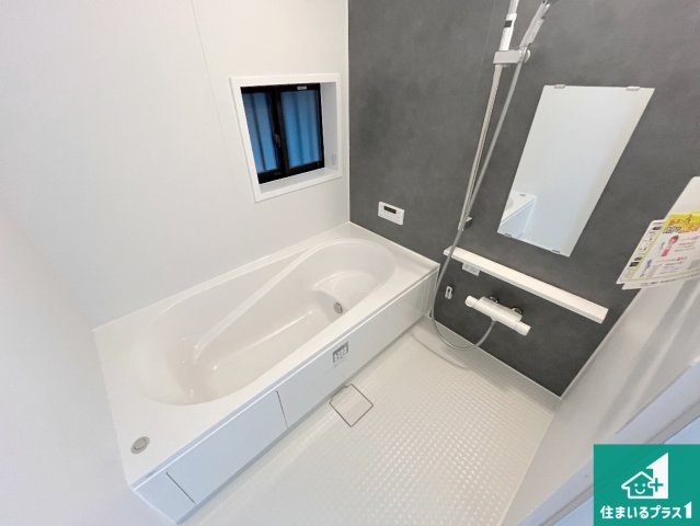 神戸市垂水区桃山台　新築一戸建ての浴室|足をゆったり伸ばして寛げる浴槽です。窓が設けられていますので差し込む光が明るく穏やかな雰囲気にしてくれます♪浴室乾燥機も設置しているので、雨の日の洗濯物も安心です♪